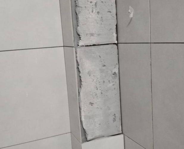湘阴瓷砖空鼓维修公司分享下瓷砖施工前基层浇水润湿程度不足，可能导致以下问题